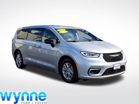 Used 2024 Chrysler Pacifica Touring-L FWD image 1