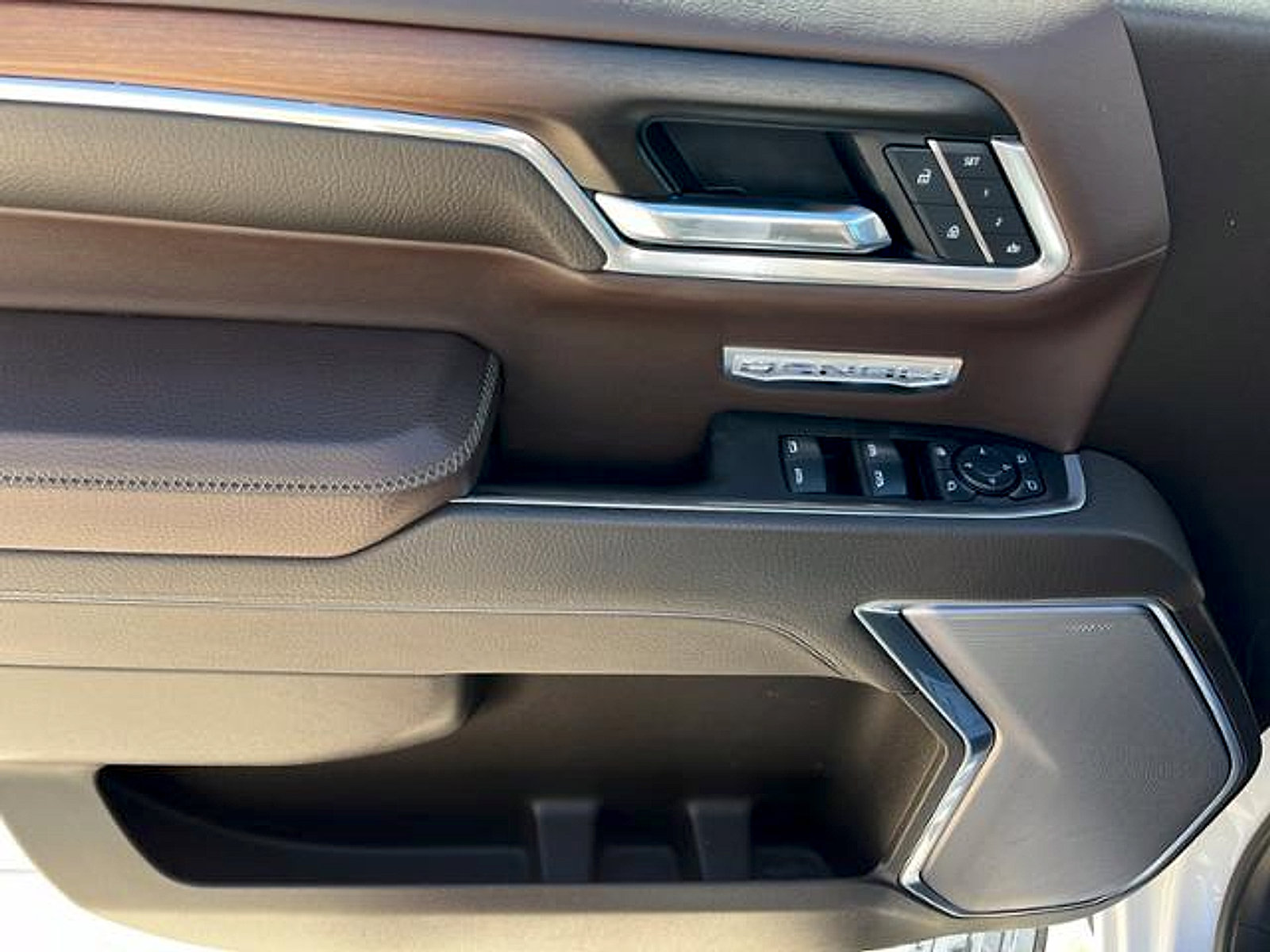 Used 2025 GMC Sierra 1500 Denali w/ Denali Reserve Package AWD/4WD image 10