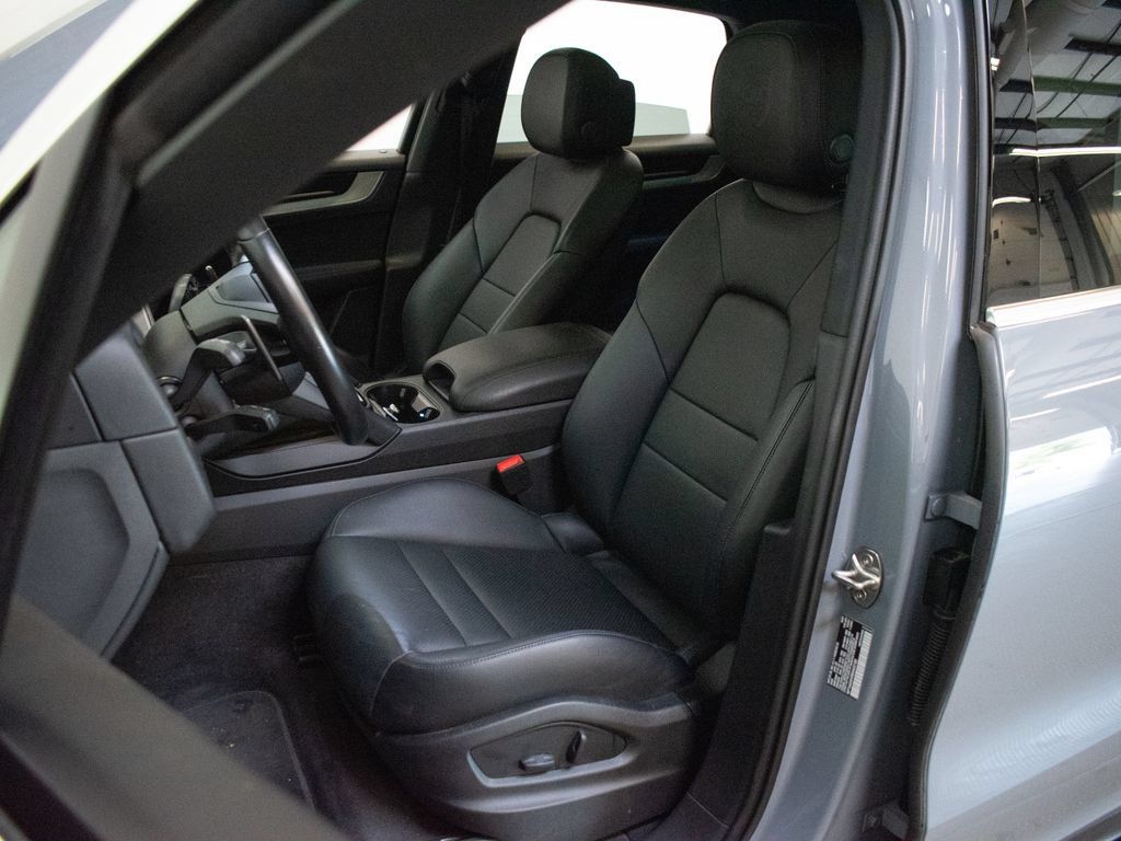 Certified 2024 Porsche Cayenne AWD/4WD image 5
