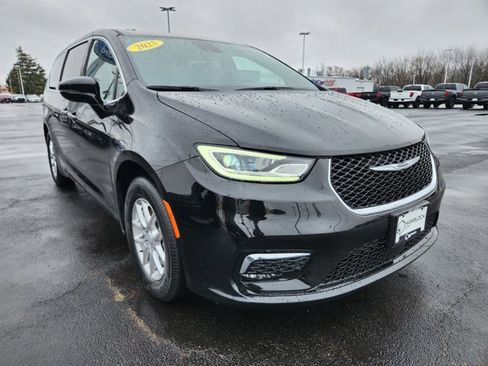 Used 2025 Chrysler Pacifica Select image 1