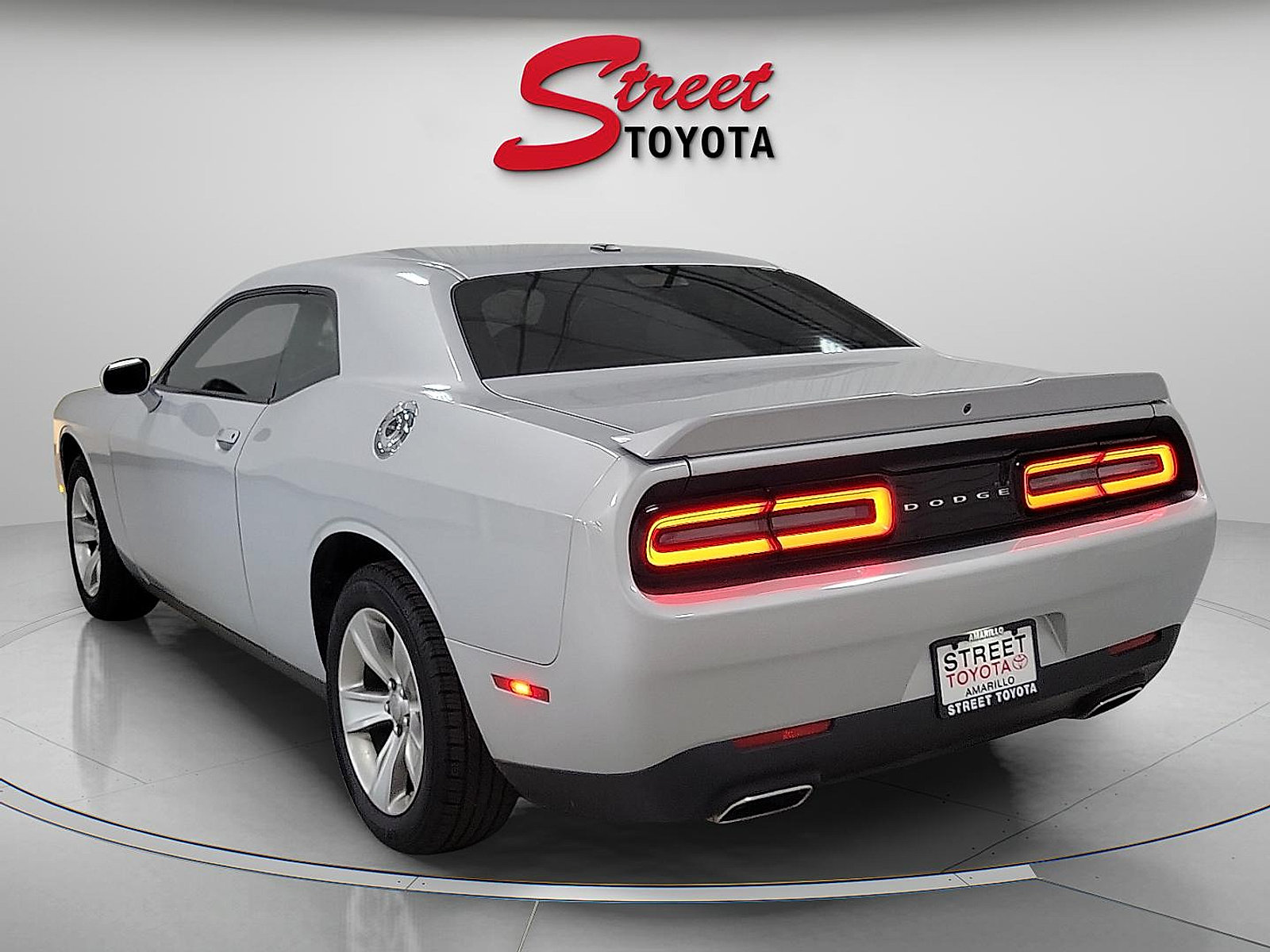 Used 2022 Dodge Challenger SXT RWD image 4