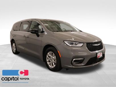 Used 2025 Chrysler Pacifica Select