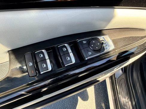 Used 2023 Kia Carnival EX FWD image 20