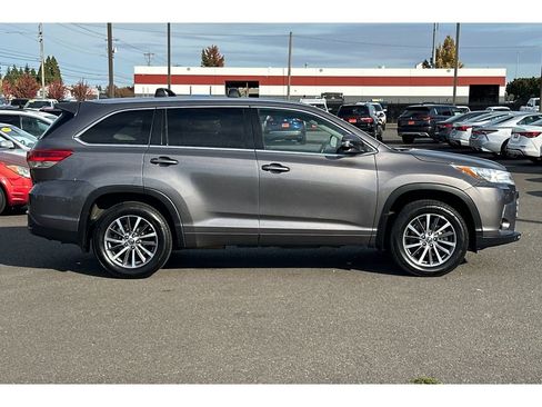 Used 2017 Toyota Highlander XLE image 3