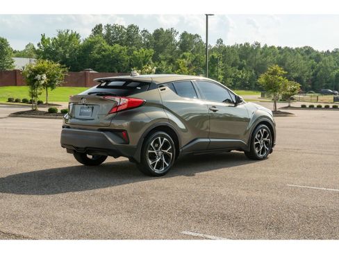 Used 2021 Toyota C-HR XLE FWD image 5