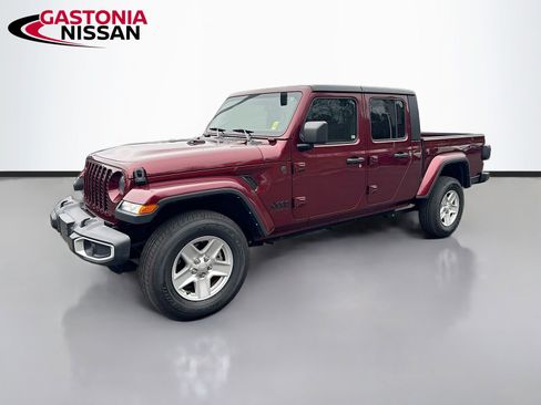 Used 2022 Jeep Gladiator Sport image 3