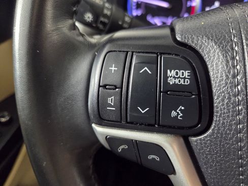 Used 2019 Toyota Highlander XLE FWD image 18