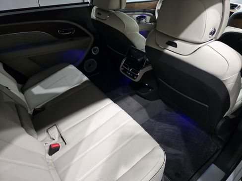 Used 2024 Bentley Bentayga Extended Wheelbase image 26