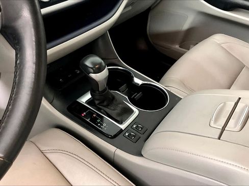 Used 2017 Toyota Highlander XLE AWD/4WD image 16