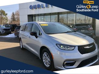 Used 2024 Chrysler Pacifica Touring-L video 1