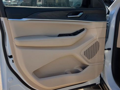 Used 2025 Jeep Grand Cherokee Limited w/ Black Appearance Package image 13