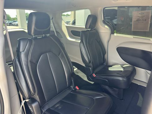 Used 2024 Chrysler Pacifica Touring-L FWD image 32