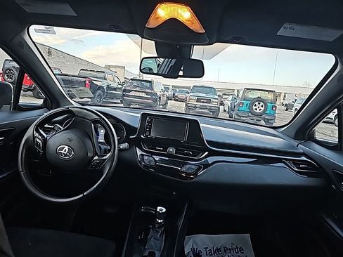 Used 2018 Toyota C-HR XLE image 4