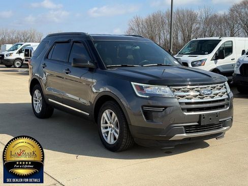 Used 2018 Ford Explorer XLT AWD/4WD image 3