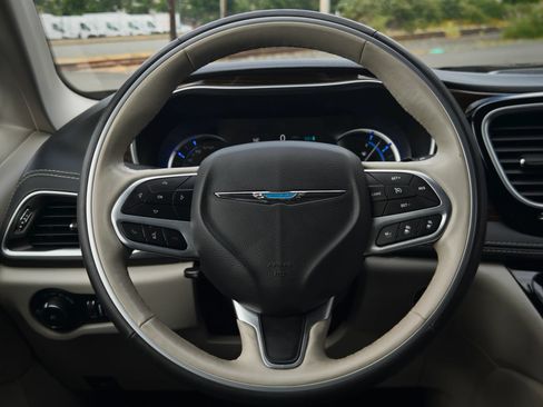 Used 2021 Chrysler Pacifica Limited FWD image 27