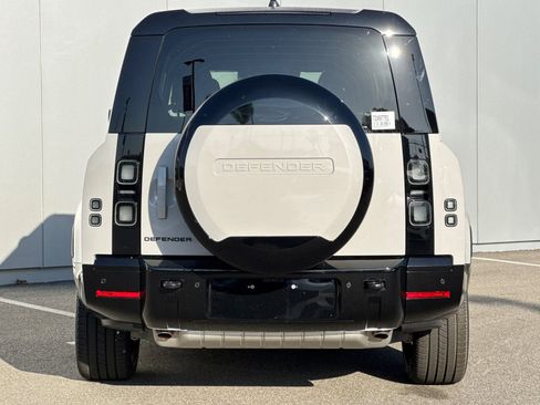 New 2026 Land Rover Defender 130 X-Dynamic SE image 4