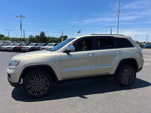 Used 2011 Jeep Grand Cherokee Limited w/ Trailer Tow Group IV AWD/4WD image 3