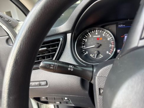 Used 2018 Nissan Rogue S image 35