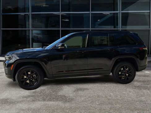 New 2025 Jeep Grand Cherokee Altitude image 4