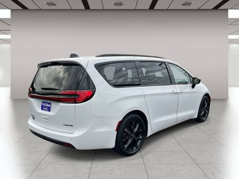 Used 2025 Chrysler Pacifica Limited FWD image 3