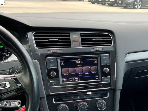 Used 2019 Volkswagen Golf SE image 6