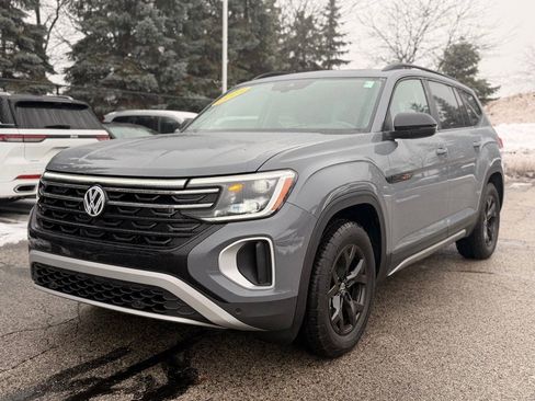 Used 2025 Volkswagen Atlas Peak Edition SE image 3