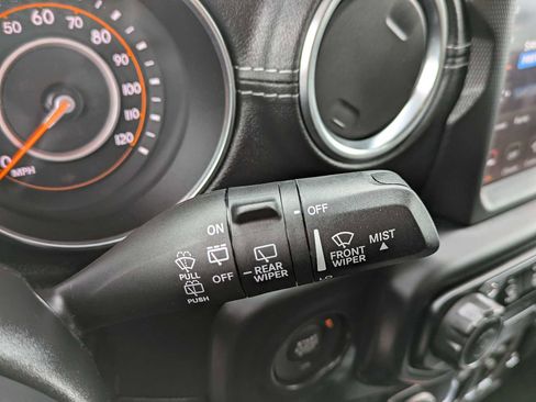 Used 2019 Jeep Wrangler Unlimited Sahara image 23