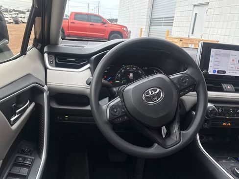 Used 2025 Toyota RAV4 XLE w/ Convenience Package image 4