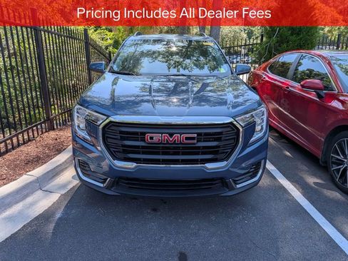 Used 2024 GMC Terrain SLE w/ Driver Convenience Package FWD image 2