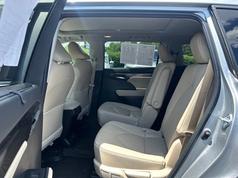 Used 2024 Toyota Highlander Platinum FWD image 18