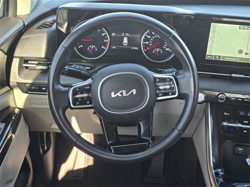 Used 2023 Kia Carnival EX image 15
