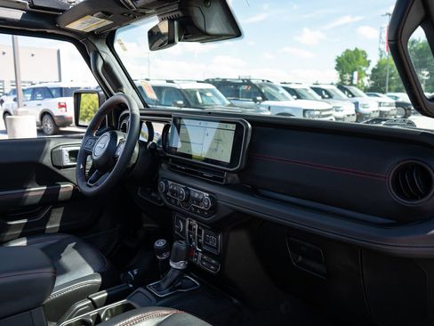 Used 2024 Jeep Wrangler Unlimited Rubicon AWD/4WD image 22