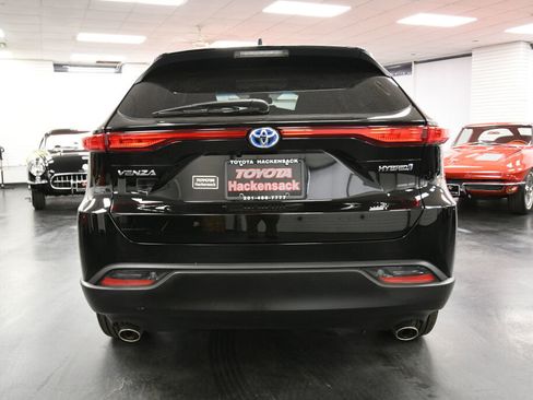 Used 2022 Toyota Venza LE image 6