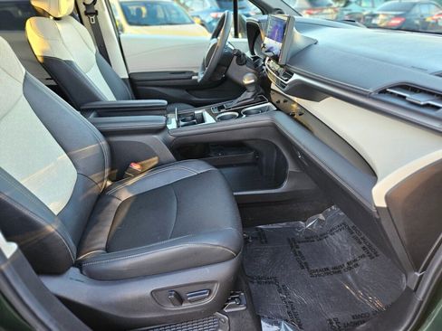 Used 2025 Toyota Sienna Platinum image 8