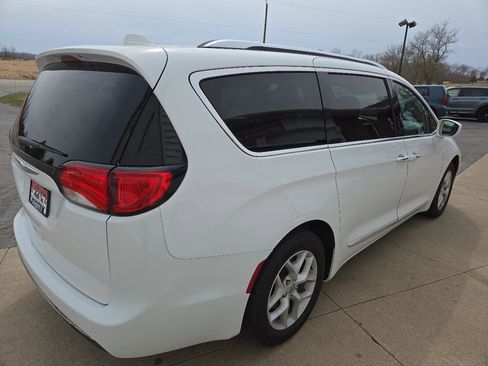 Used 2017 Chrysler Pacifica Touring-L Plus w/ Tire & Wheel Group FWD image 5