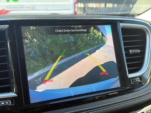 Used 2024 Chrysler Pacifica Touring-L FWD image 15