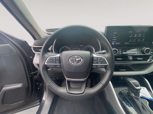 Used 2023 Toyota Highlander XLE AWD/4WD image 12