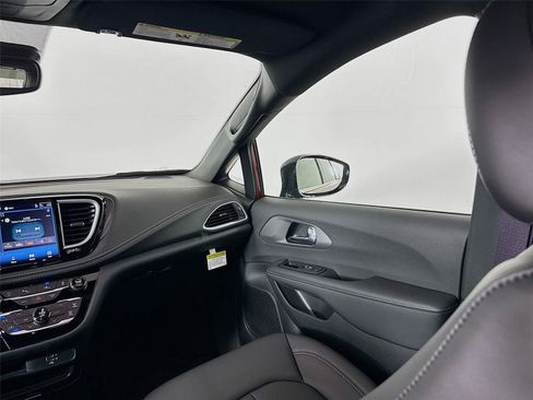 New 2026 Chrysler Pacifica Select image 25