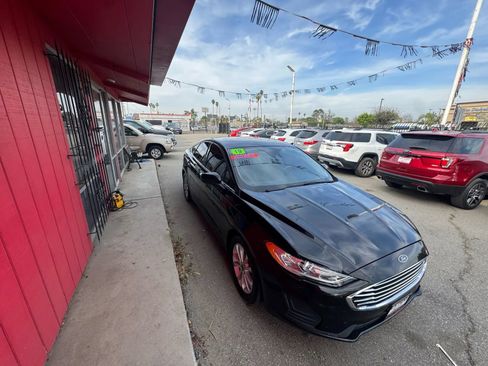 Used 2019 Ford Fusion SE FWD image 4