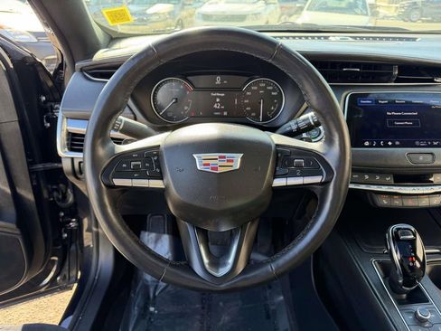 Used 2023 Cadillac XT4 Luxury w/ Cold Weather Package AWD/4WD image 28