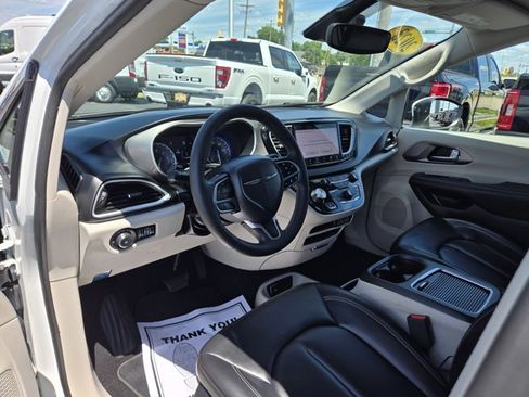 Used 2023 Chrysler Pacifica Touring-L FWD image 2