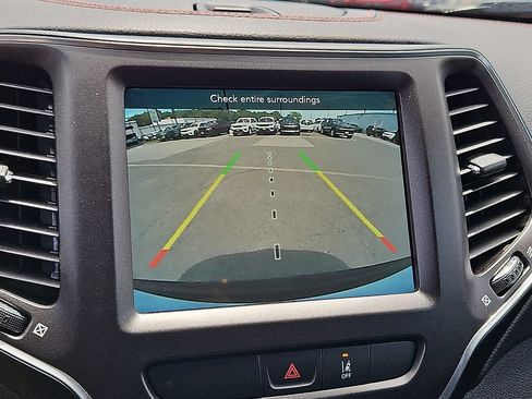 Used 2022 Jeep Cherokee Trailhawk w/ Comfort/Convenience Group AWD/4WD image 19