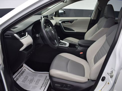 Used 2023 Toyota RAV4 XLE Premium image 14