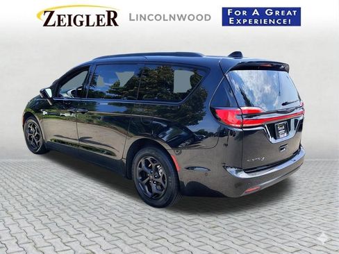 Used 2024 Chrysler Pacifica Premium FWD image 8