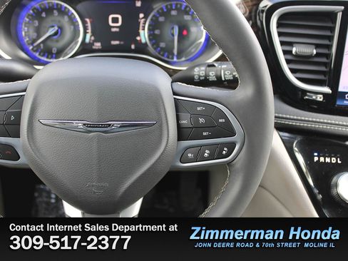 Used 2023 Chrysler Pacifica Limited image 16