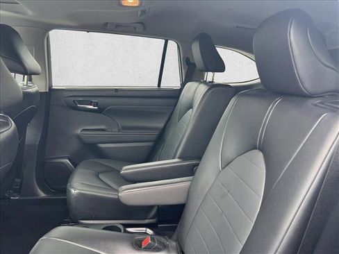Certified 2025 Toyota Highlander XLE image 20
