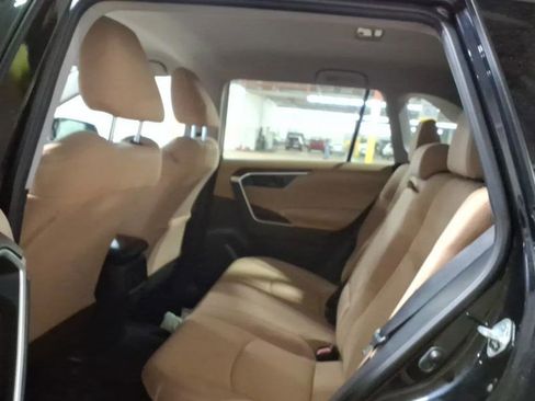 Used 2019 Toyota RAV4 LE AWD/4WD image 6