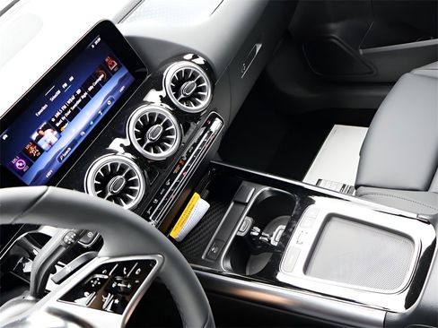 Used 2025 Mercedes-Benz GLA 250 4MATIC image 21