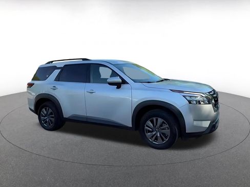 Used 2025 Nissan Pathfinder SV FWD image 2