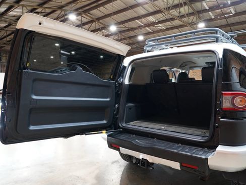 Used 2013 Toyota FJ Cruiser 4WD w/ Convenience Pkg image 32